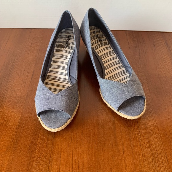 Cute denim “Lindsey” wedges by Coach and Four Sz 9 NWB - Picture 1 of 9